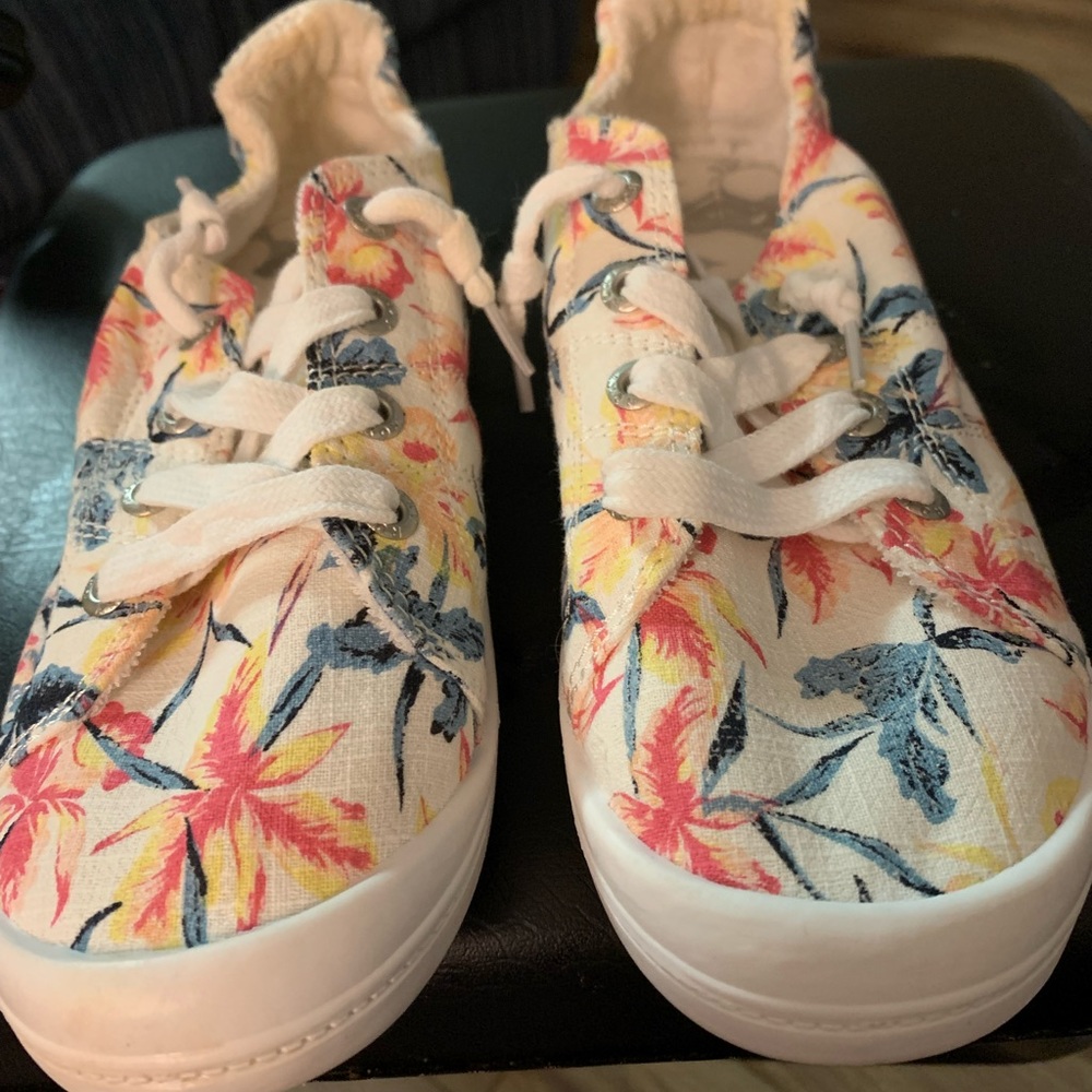 ROXY BAYSIDE CANVAS SHOES SIZE 8